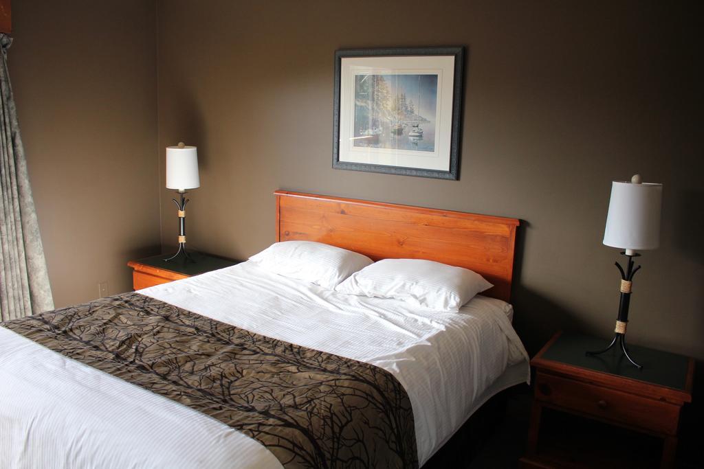 The Bamfield Motel Salmon Beach Екстериор снимка