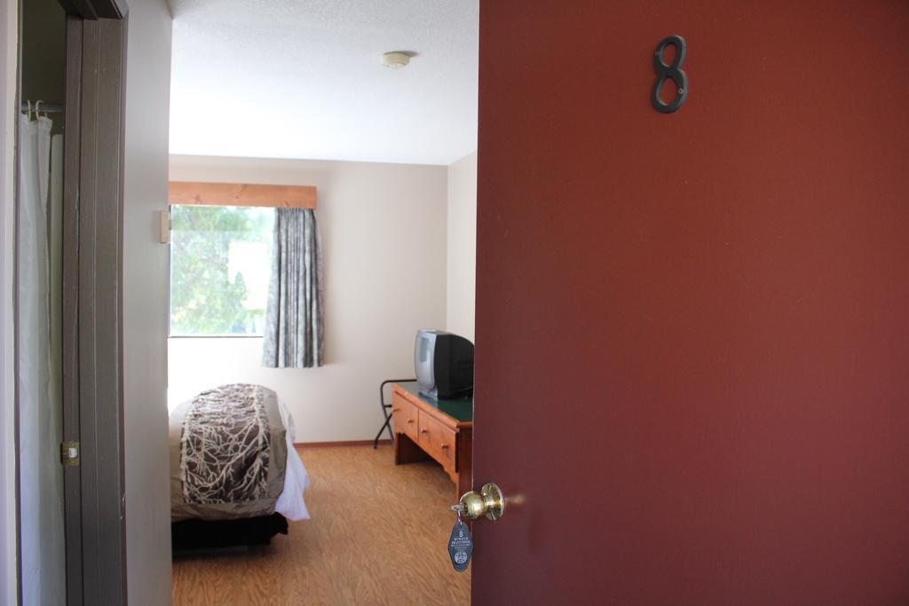 The Bamfield Motel Salmon Beach Екстериор снимка