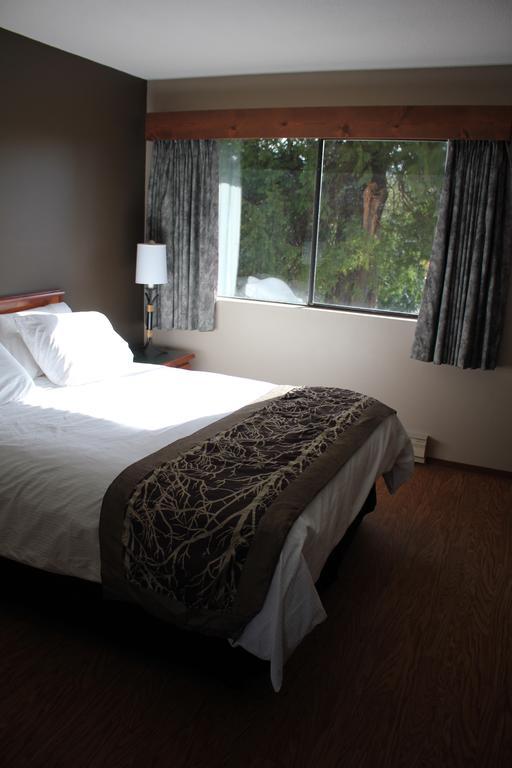 The Bamfield Motel Salmon Beach Екстериор снимка