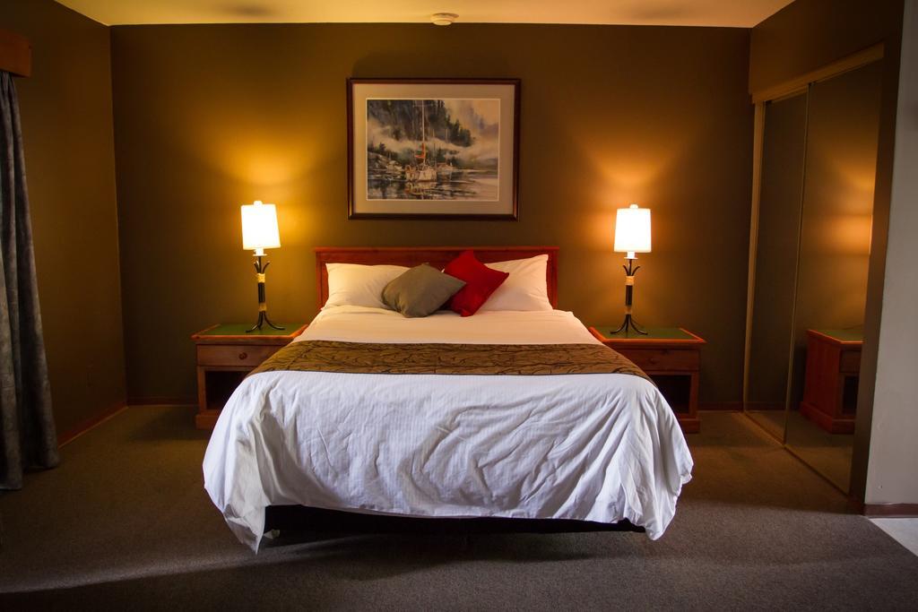 The Bamfield Motel Salmon Beach Екстериор снимка
