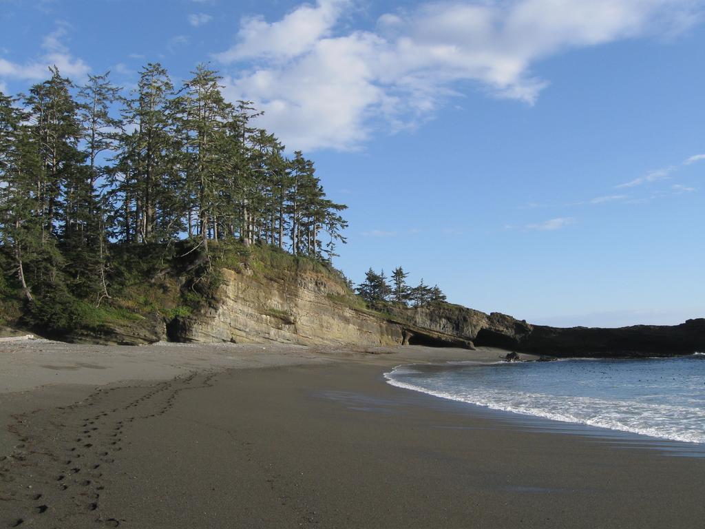The Bamfield Motel Salmon Beach Екстериор снимка