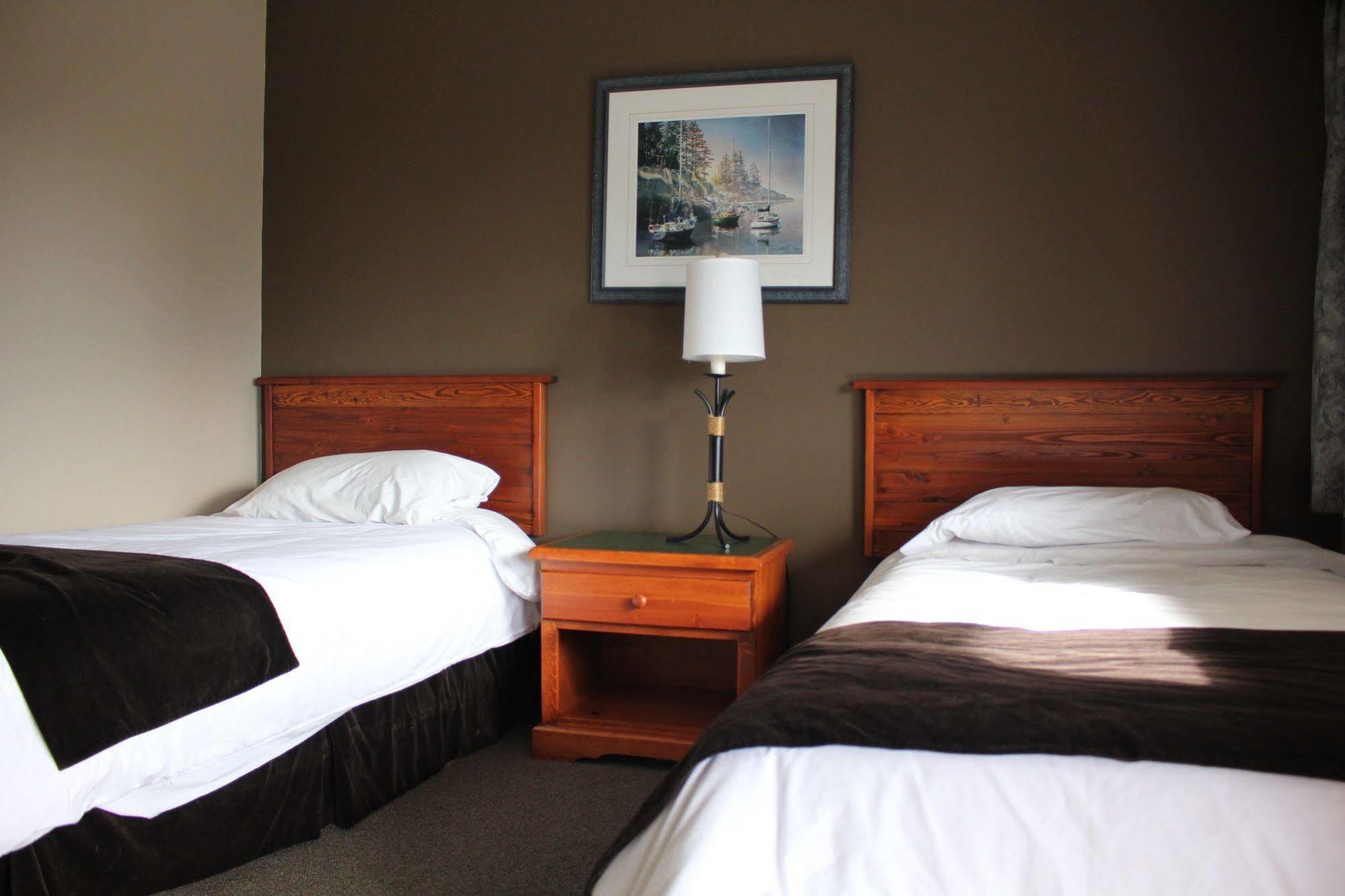 The Bamfield Motel Salmon Beach Екстериор снимка