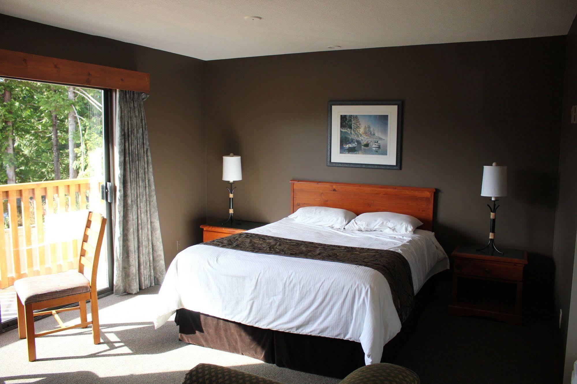 The Bamfield Motel Salmon Beach Екстериор снимка