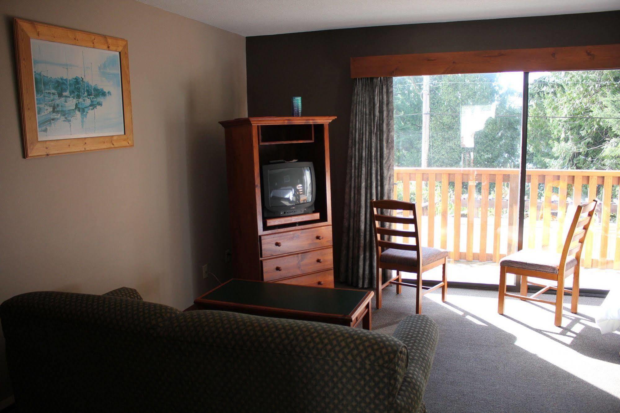 The Bamfield Motel Salmon Beach Екстериор снимка