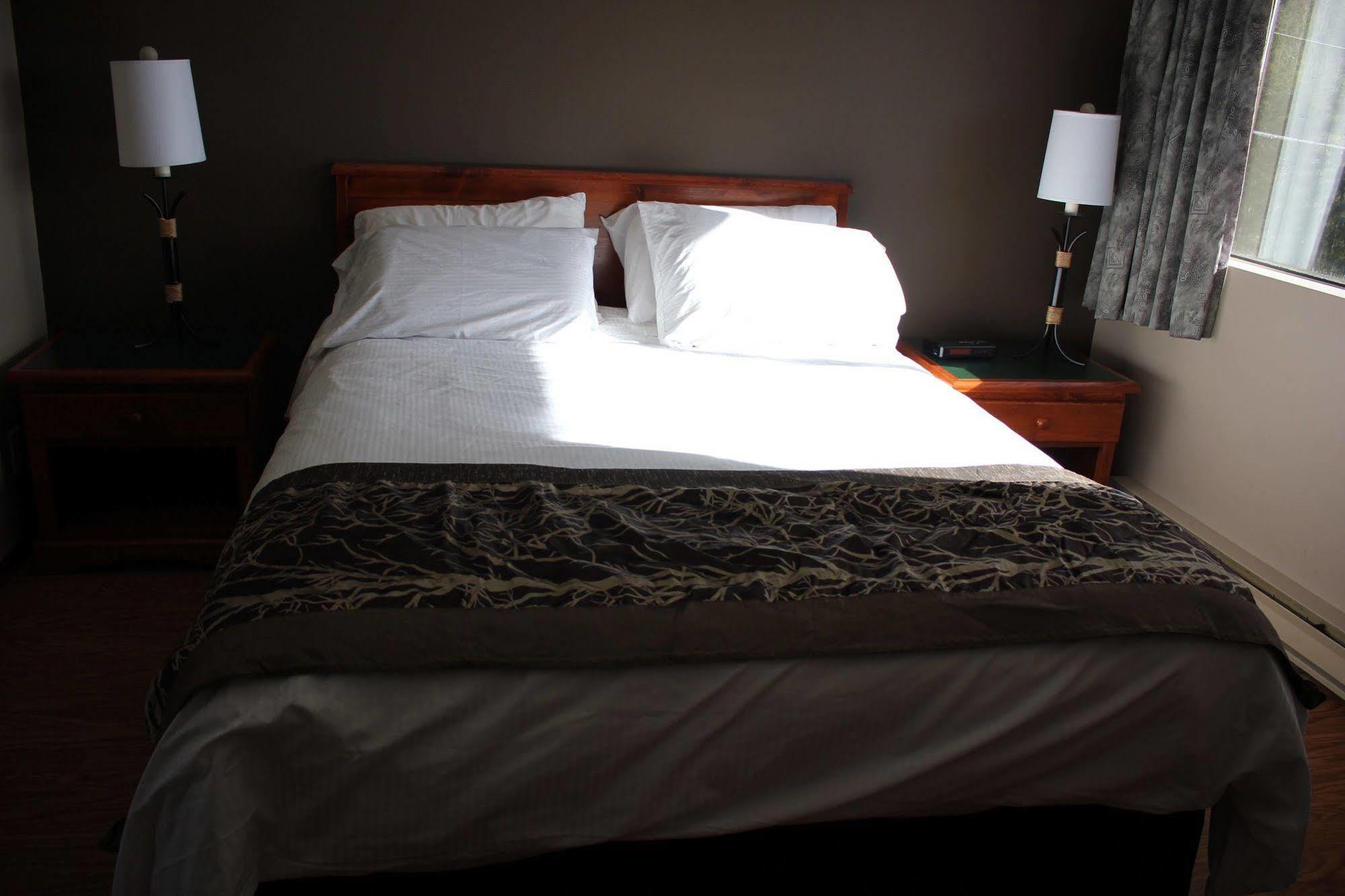 The Bamfield Motel Salmon Beach Екстериор снимка